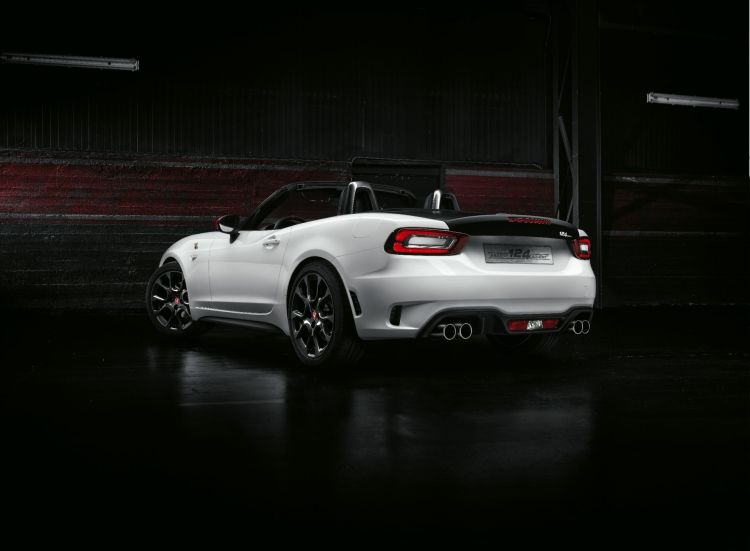 Abarth 124 Spider 06 Takana