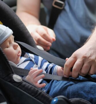 Kymmenen avainta lapsille turvalliseen matkustamiseen tana kesana