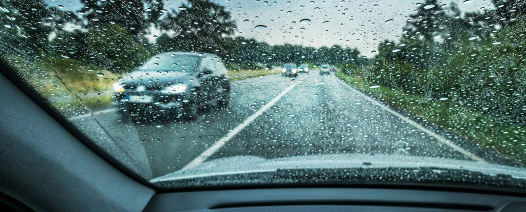 Viisi yksinkertaista vinkkia joilla saat auton valmiiksi pakkaselle ja sateelle