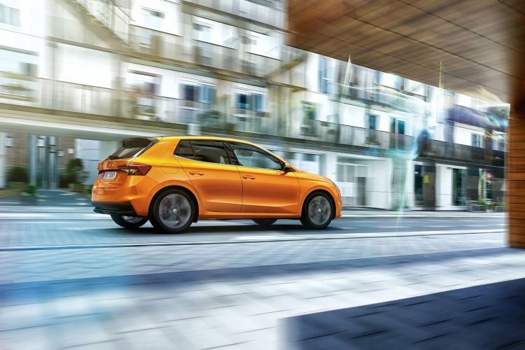 Skoda Fabia 2021 Oranssi Takaosa 4