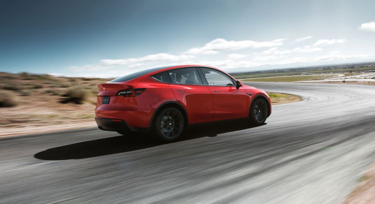 Tesla Model Y 2019 punainen takaosa