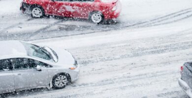 Seitseman avainta jotta autosi ei luista jaalla tai lumella