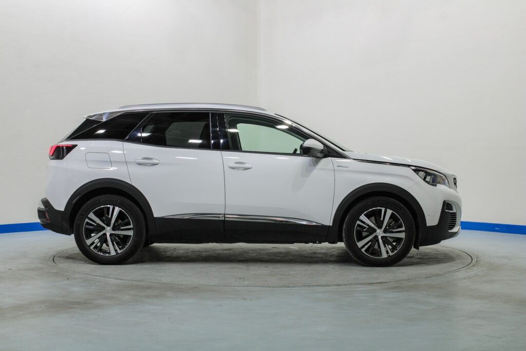 Peugeot 3008 vs 5008 4X4 katumaastureiden vertailu