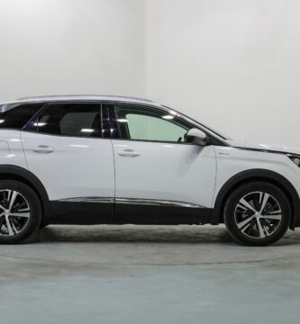 Peugeot 3008 vs 5008 4X4 katumaastureiden vertailu