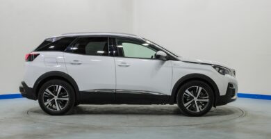 Peugeot 3008 vs 5008 4X4 katumaastureiden vertailu