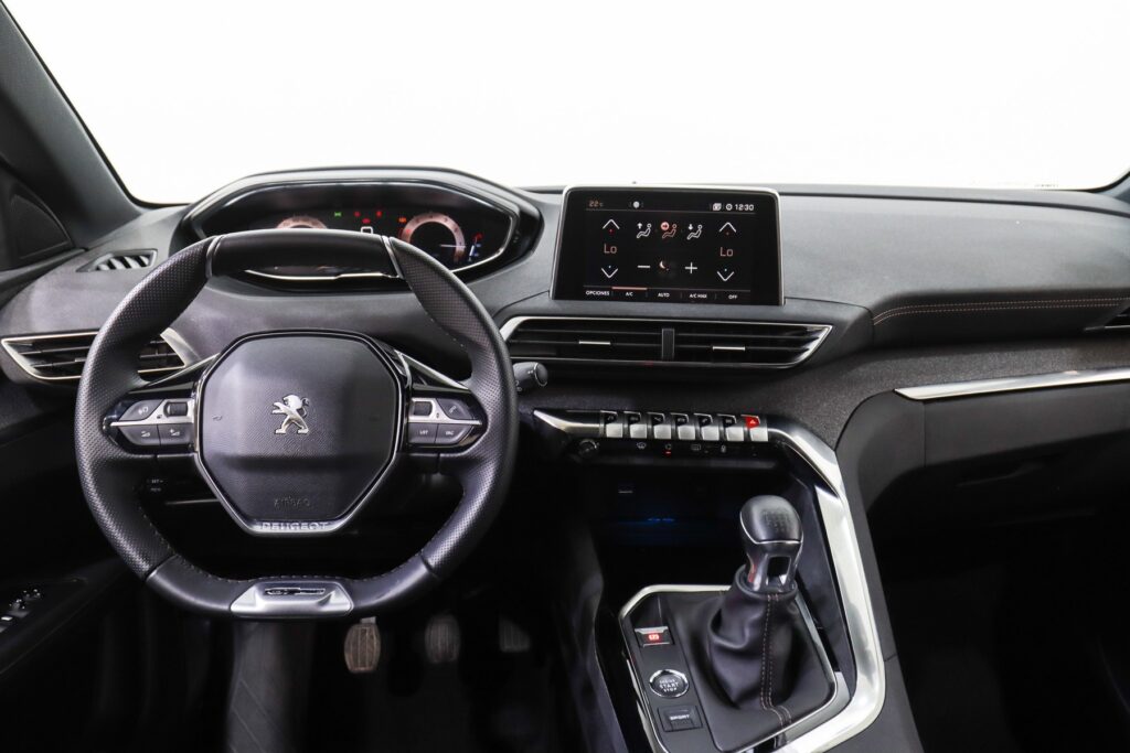 Tama on Peugeot 3008 n sisustus ergonomia ja tekniikka