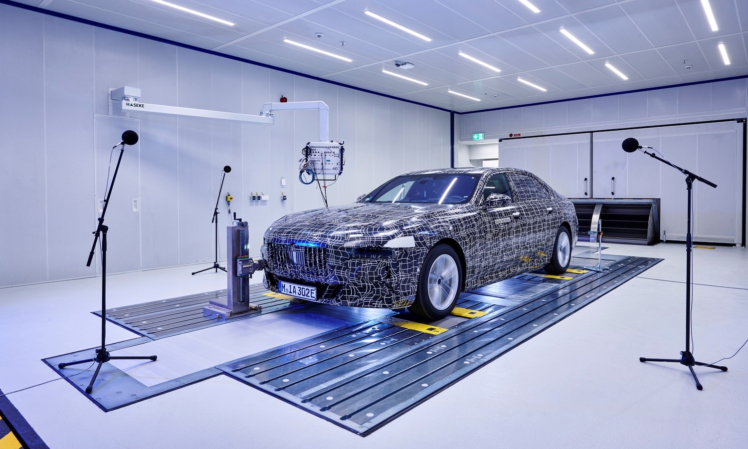 Uusi BMW i7 käy läpi akustiset testit