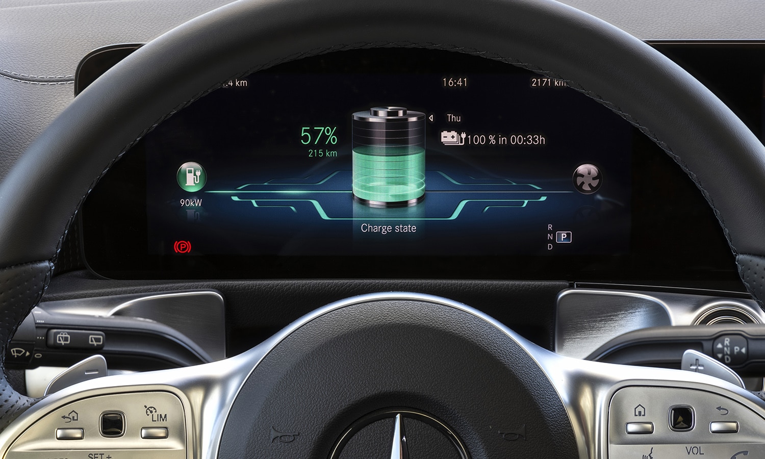 Testaa Mercedes EQB:n digitaalista paneelia
