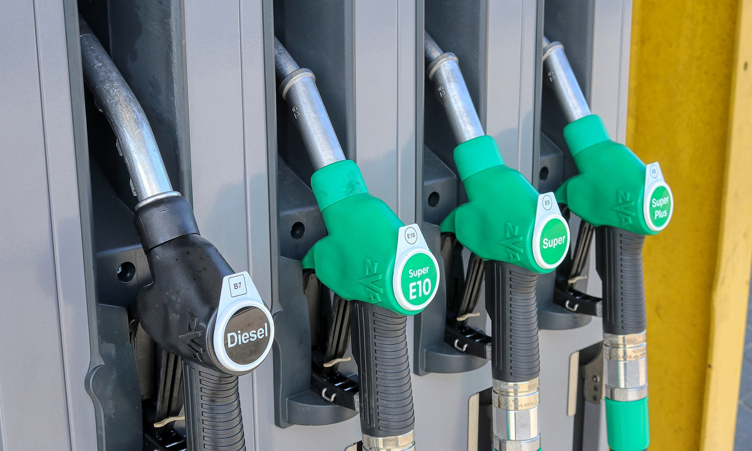 Auta hallitusta laskemaan polttoaineen hintaa