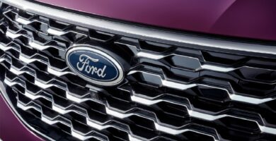 Ford harkitsee strategiaansa uudelleen ja jakaa yrityksen kahteen liiketoiminta alueeseen