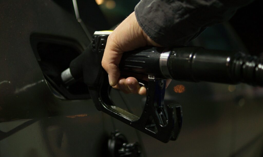 Hallitus alentaa kaikkien kuljettajien bensiinin ja dieselin litran hintaa 20
