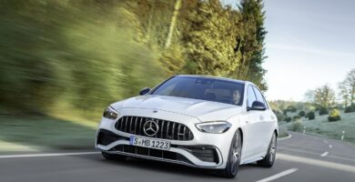 Uusi Mercedes AMG C 43 4 sylinterisella turboahdetulla 408 hv miedolla hybridilla