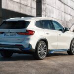 BMW iX1 2022:n takaosa 100 % sähköinen