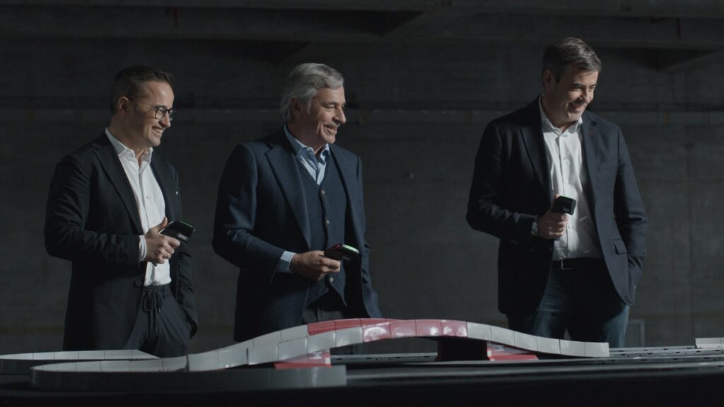 Audi puhuu Carlos Sainz Fermin Soneira ja Jose Miguel pohtivat