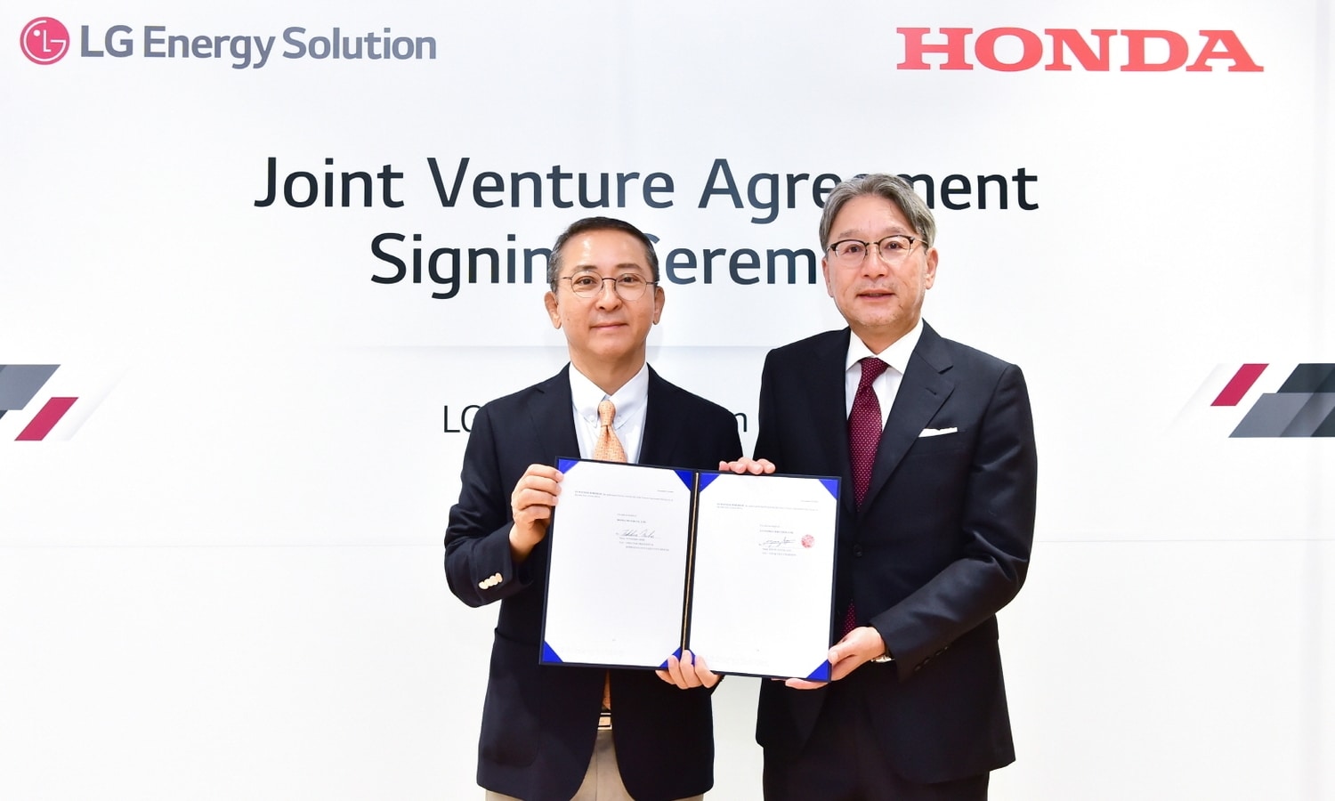 LG Energy Solutionin toimitusjohtaja Youngsoo Kwon ja Honda Motor Co., Ltd:n toimitusjohtaja, toimitusjohtaja ja edustaja Toshihiro Mibe.