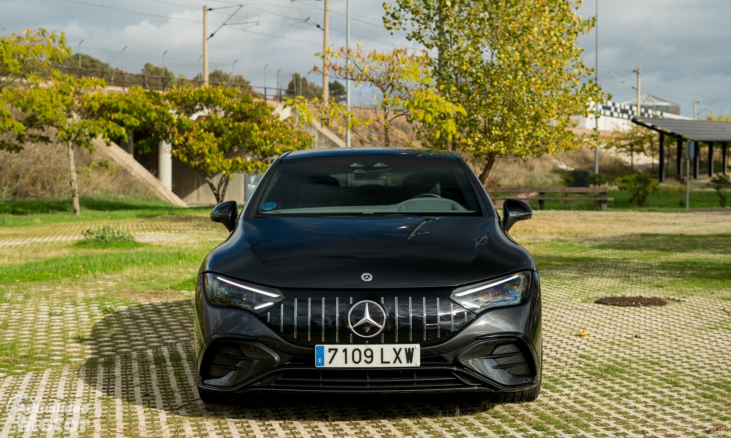 Edessä Mercedes EQE 43 AMG