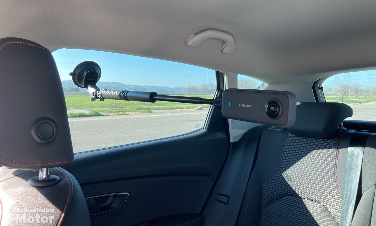 Kuvaa kameran toimintaa 360 astetta autossa