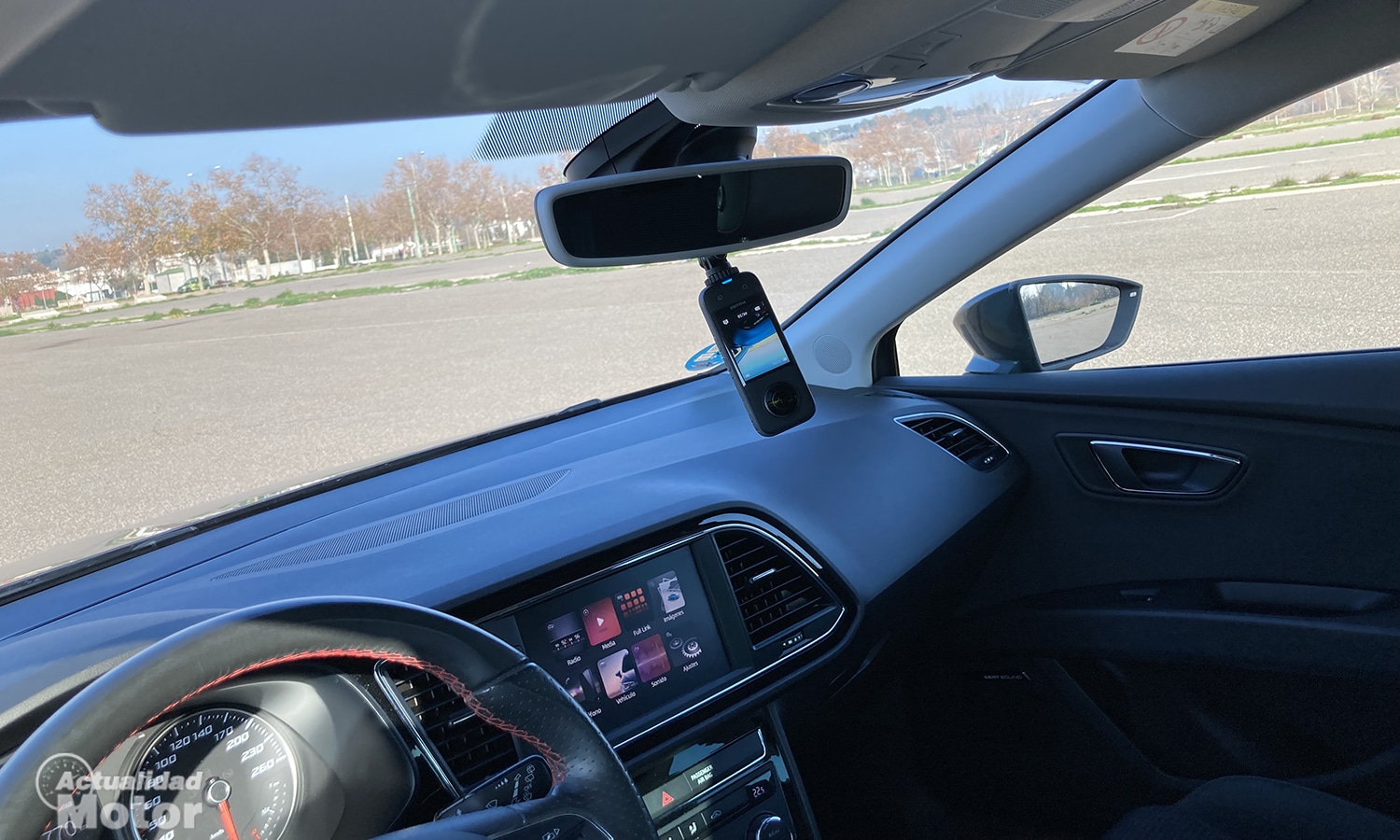 Kuvaa kameran toimintaa 360 astetta auton sisätiloissa