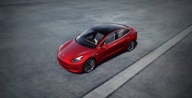 Tesla alentaa hintojaan ja toimii tulevien malliensa alustalla
