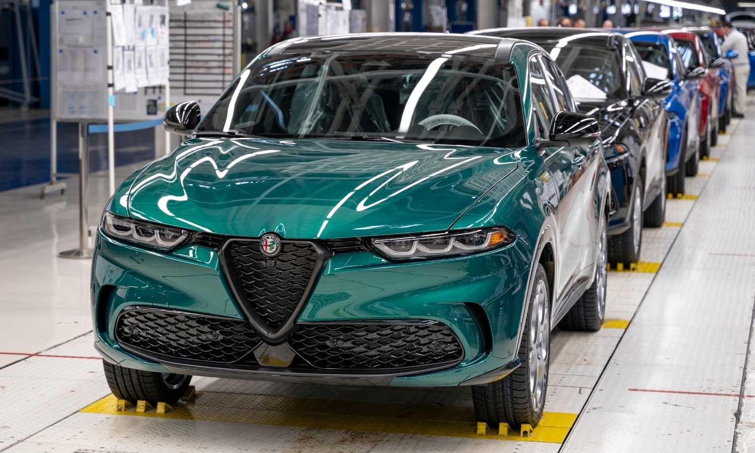 2024 Alfa Romeo Tonale ensimmäisessä laatutarkastuksessa Pomiglianon tuotantolaitoksella Italiassa.  Auton väri on Verde Fangio.